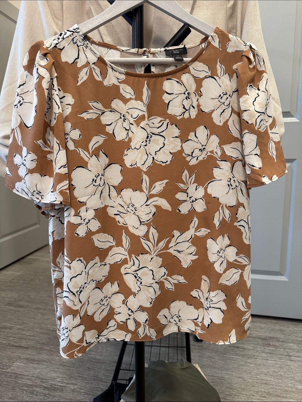 Ann Taylor White Floral Short Puff-Sleeve Blouse on Brown